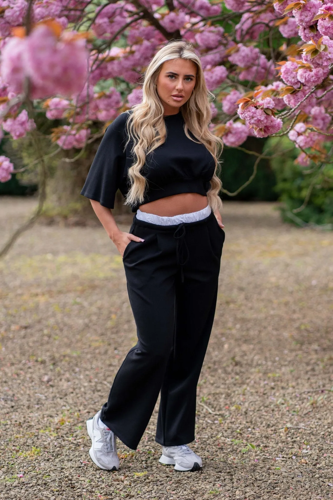 Black Round Neck Cropped Top