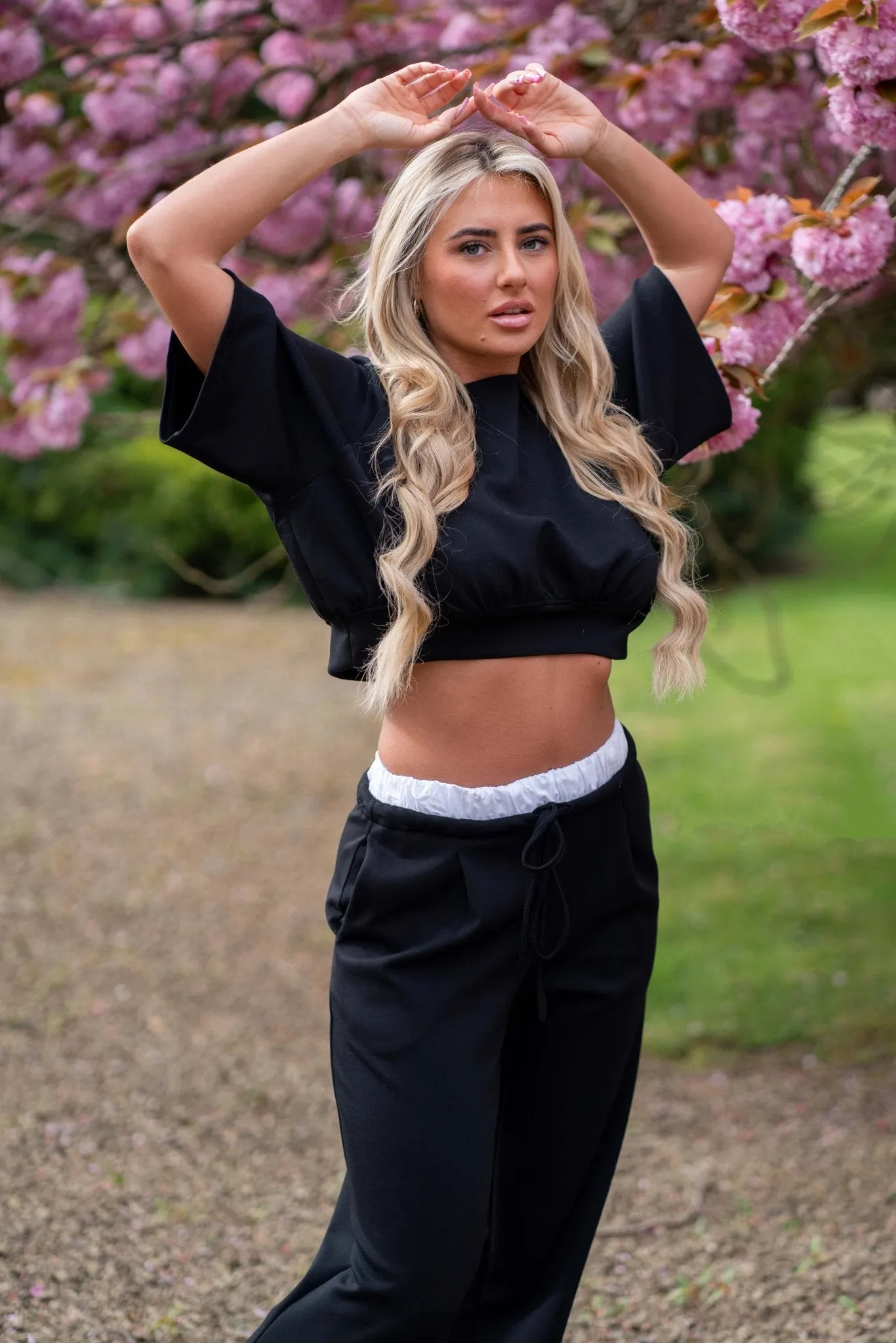 Black Round Neck Cropped Top